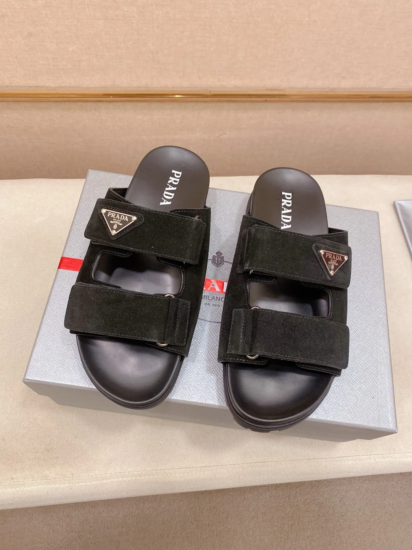 Men's shoes 💰: 440💰 [PRADA Slippers] High-end men's shoes brand official website 1:1 latest masterpiece: original mold opening and customization, the fabric is made of imported suede cowhide original material, upgraded outsole, lighter and non-slip. The market's top quality, simple yet tasteful, a must-have for fashionistas, fashionable at your feet, full of confidence, the same style at the counter 👍The season of summer slippers is here. Code: 38-45